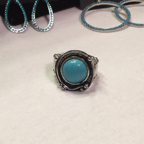 Blue Trio: 2 Earrings & 1 Ring. - Picture 5 of 6